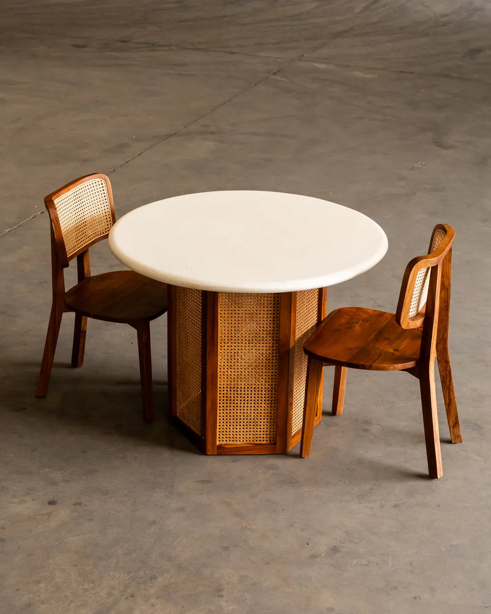 Mesa Redonda Daya en Madera Teca y Ratán