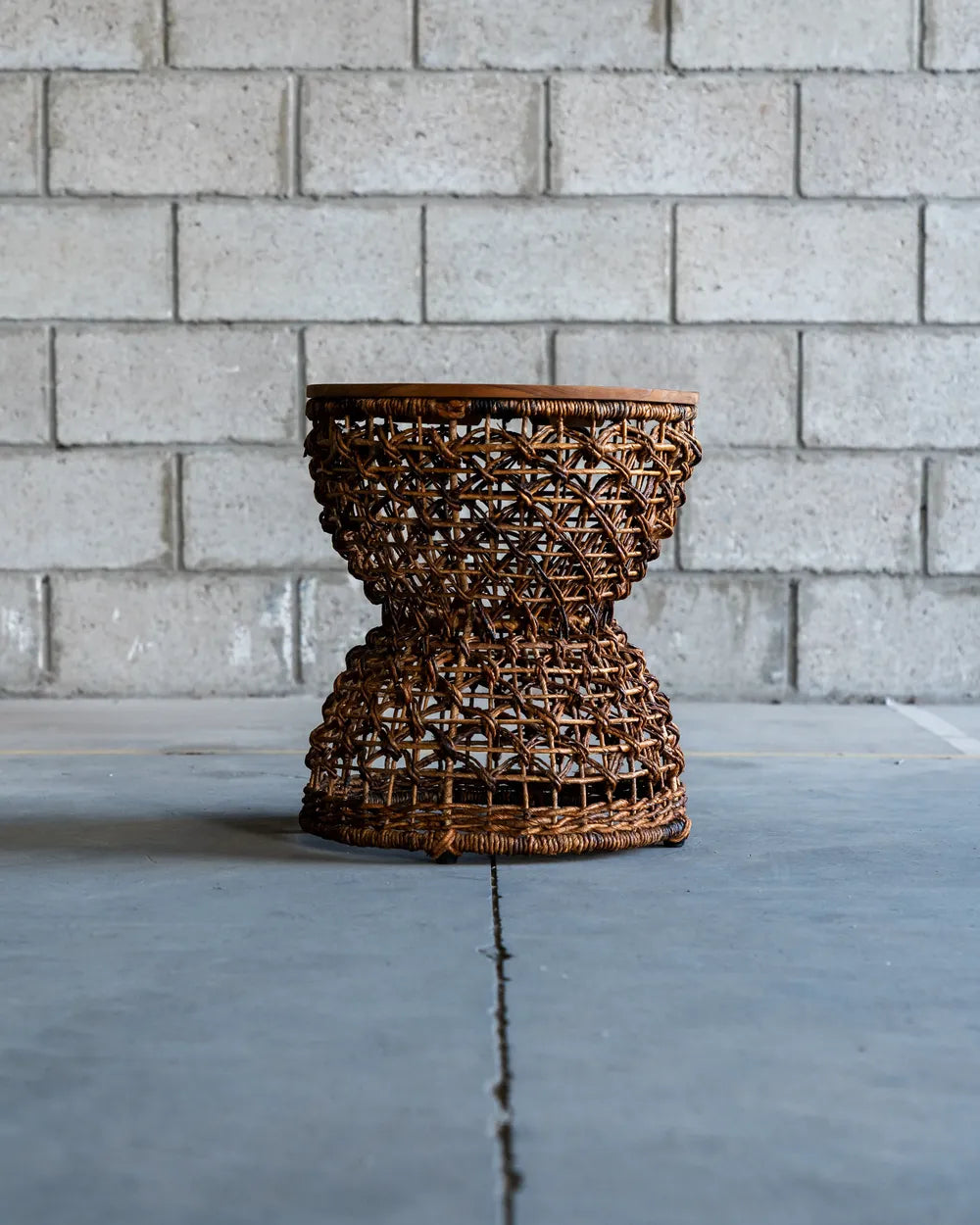 Stool Emas en Madera Teca y Abacá