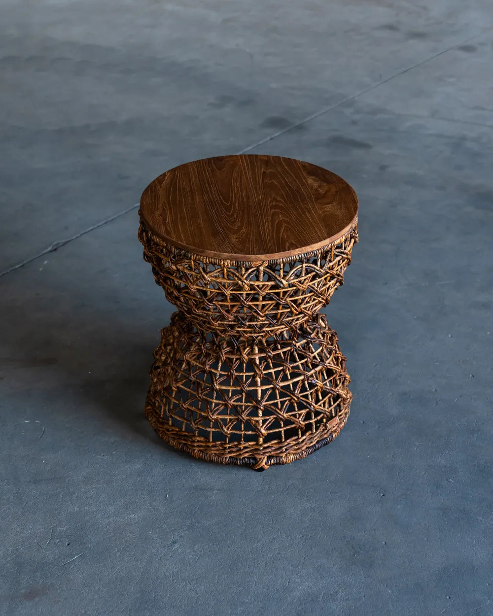 Stool Emas en Madera Teca y Abacá