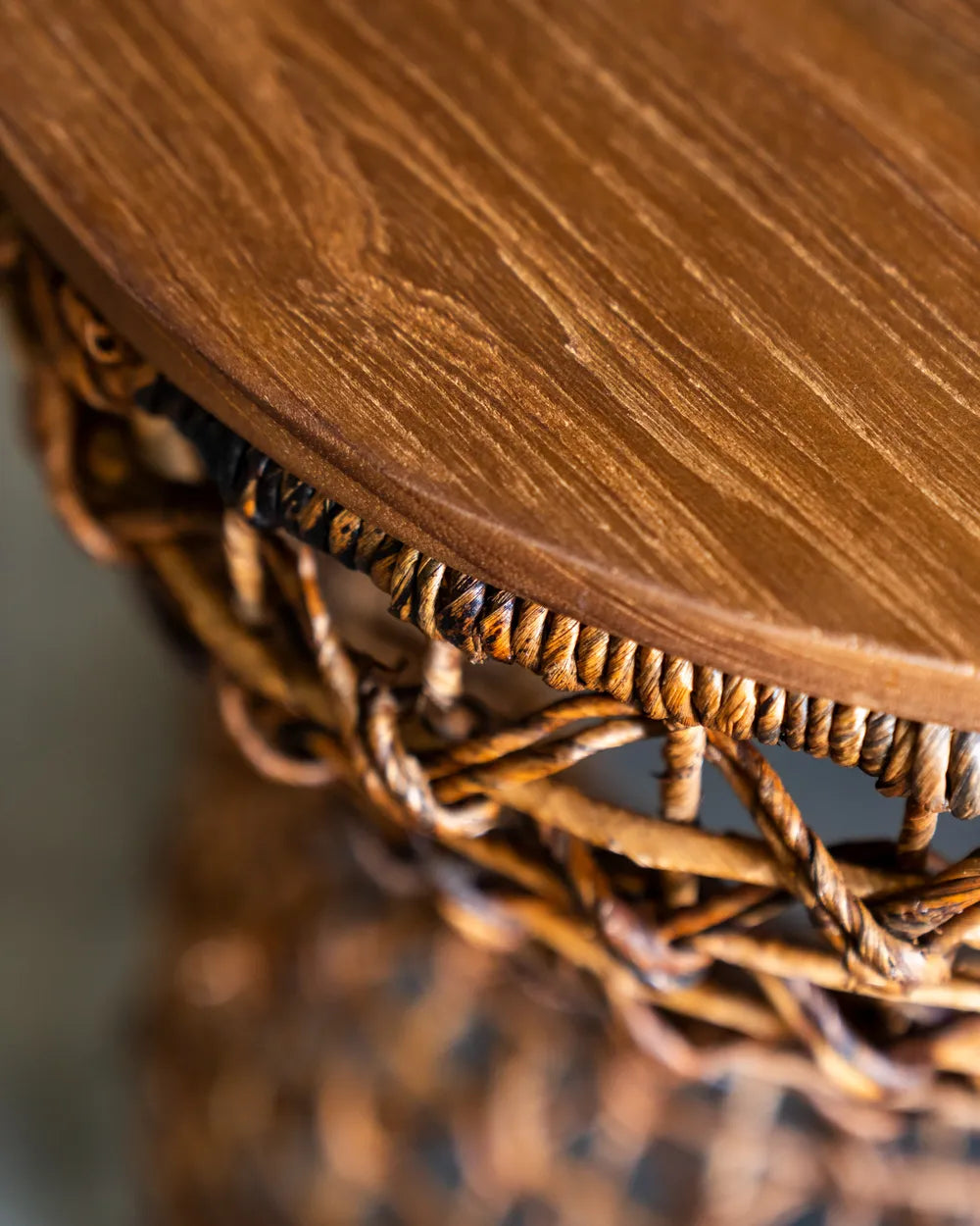 Stool Emas en Madera Teca y Abacá