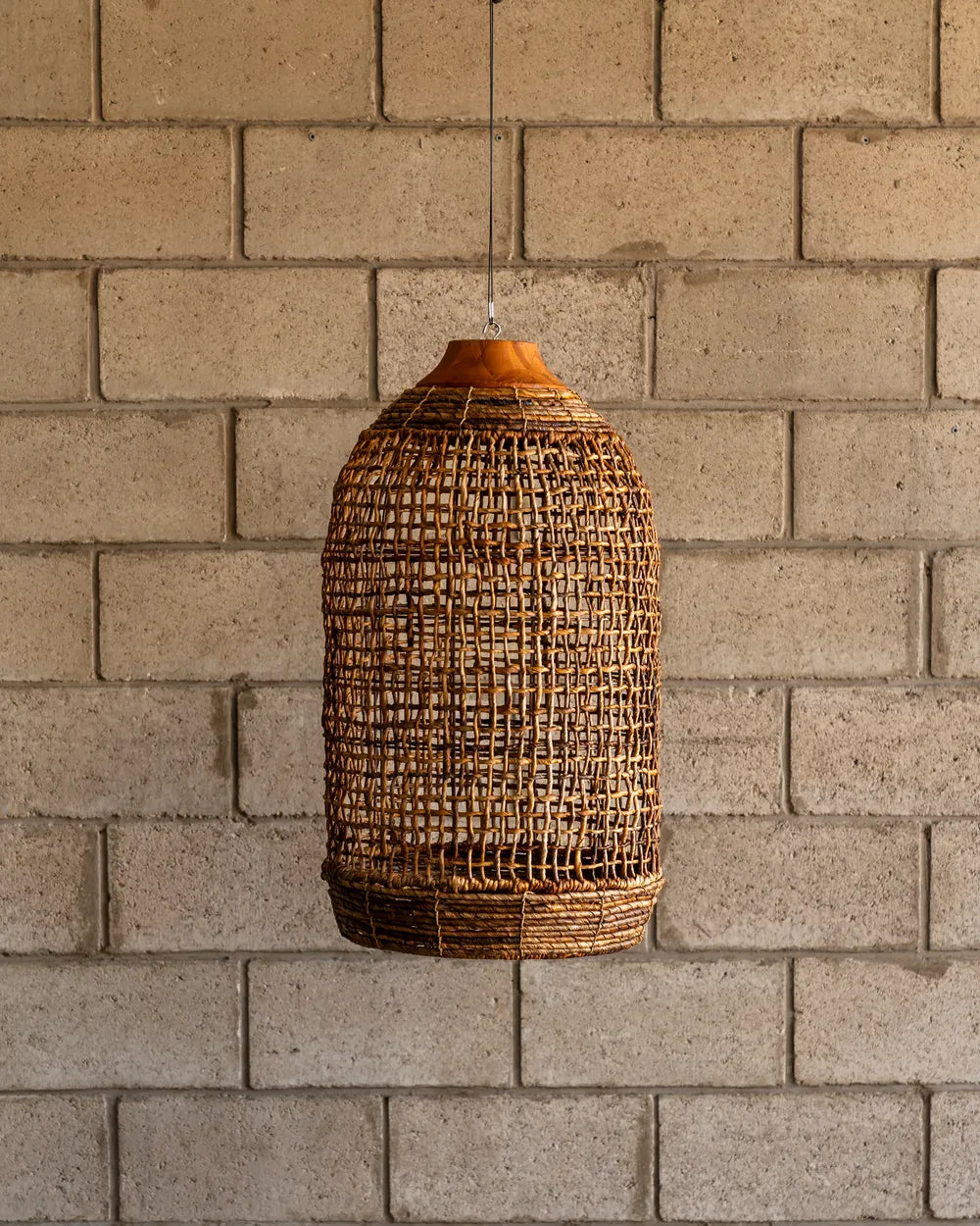 Lámpara Rimba en Madera Teca y Abacá