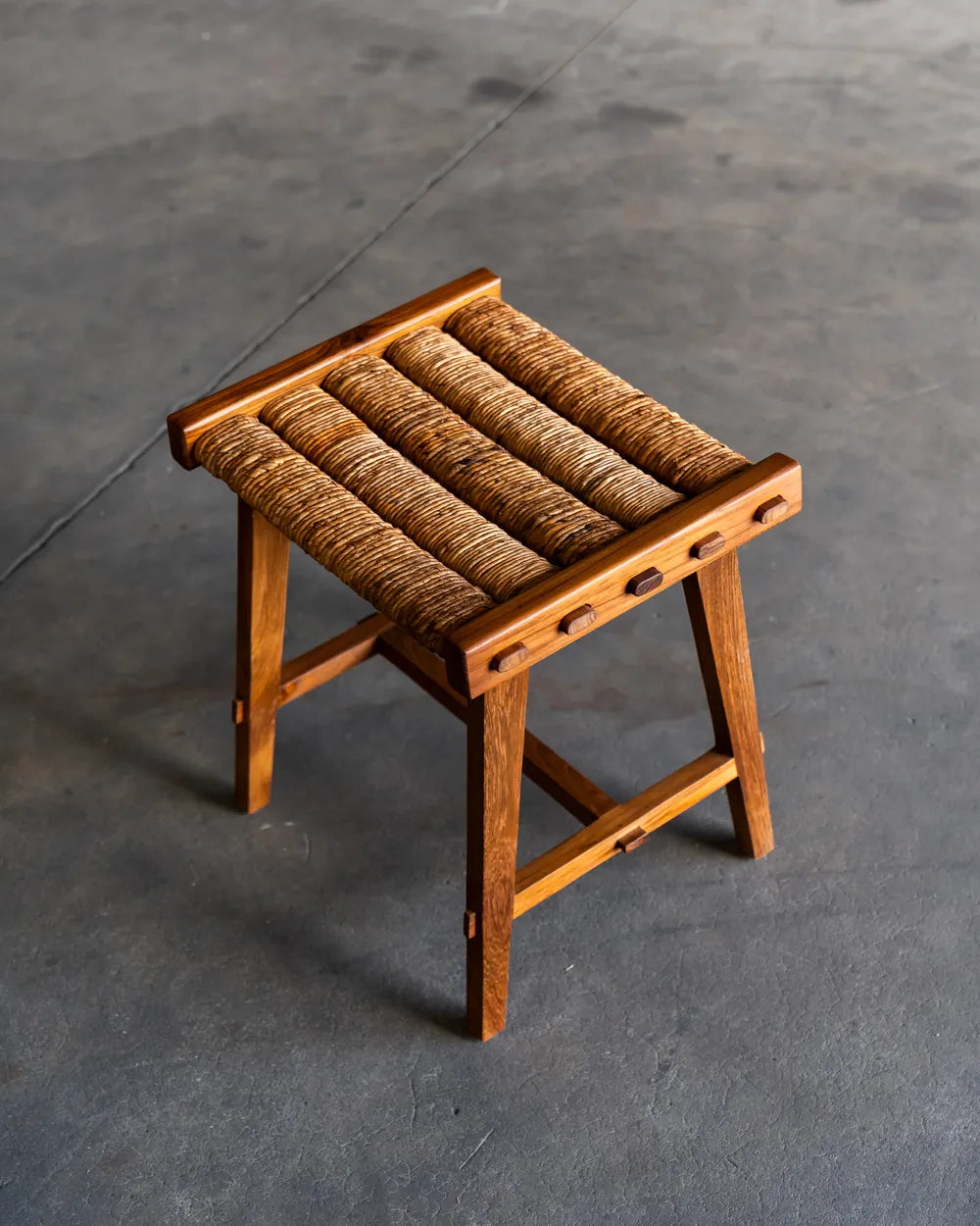 Banco Ombak en Tejido y Madera - Small