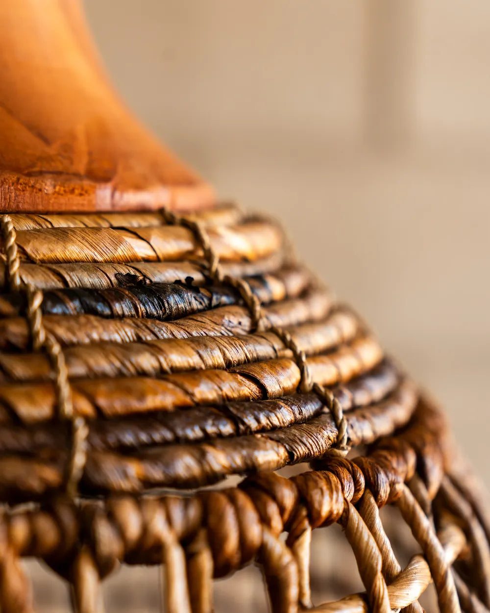 Lámpara Rimba en Madera Teca y Abacá