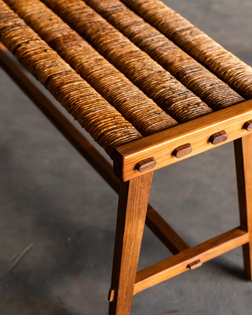 Banco Ombak en Tejido y Madera - Large